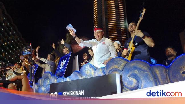 Seskab Teddy Bagi-bagi Hadiah saat Karnaval HUT RI di Bundaran HI