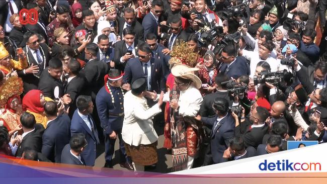 Pacu Jalur dan 'Tabola Bale' Bikin Istana Bergoyang Saat HUT RI