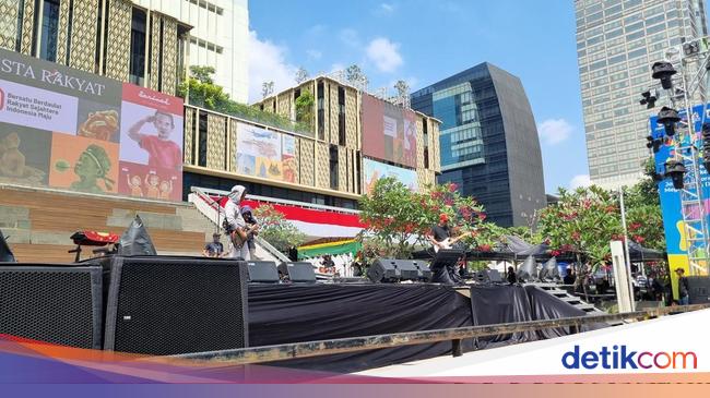 Panggung Karnaval HUT RI di HI-Sudirman Mulai Disiapkan untuk Malam Nanti