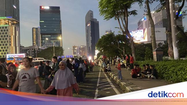 Warga Mulai Padati Panggung Karnaval HUT RI di Jalan Sudirman
