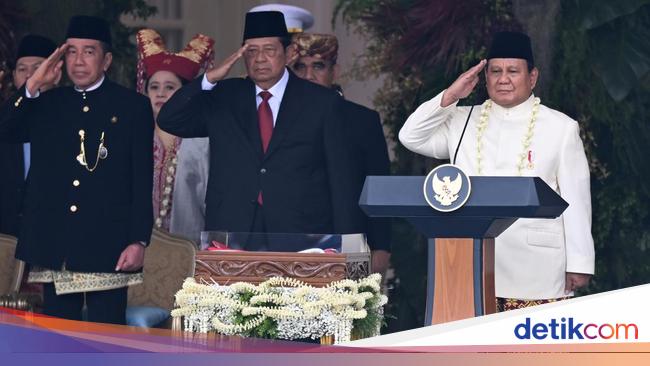 Kalung Ronce Melati dan Tanjak Biru Prabowo Saat Upacara HUT RI Perdana