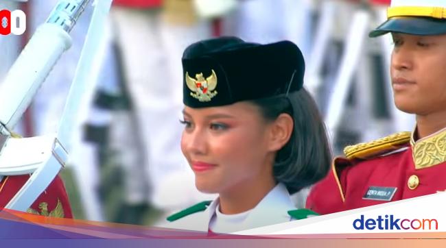 Paskibraka Pembawa Baki Upacara Penurunan Bendera: Aliah Sakira dari Sulsel