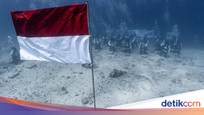 Khidmat! PIS Gelar Upacara Bendera Bawah Laut di Perairan Labuan Bajo