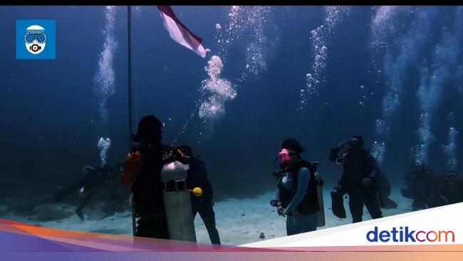 Mengibarkan Bendera Sang Merah Putih di Bawah Laut Indonesia