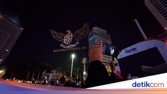 Pertunjukan Drone-Kembang Api Tutup Karnaval HUT ke-80 RI di Bundaran HI