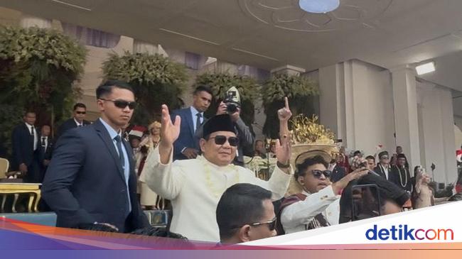 Momen Prabowo Joget 'Tabola Bale' Bareng Warga di Istana