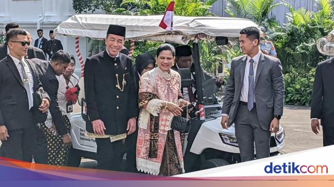 Jokowi Ikuti Upacara HUT RI di Istana Didampingi Iriana