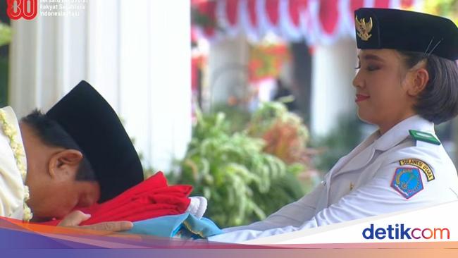 Prabowo Cium Bendera Merah Putih yang Hendak Dikibarkan Paskibraka
