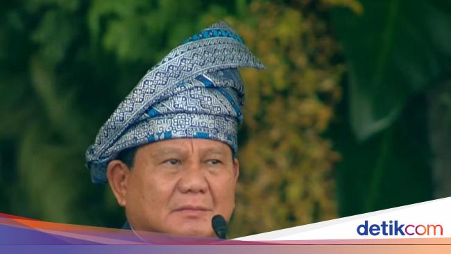 Pakai Tanjak Biru, Prabowo Pimpin Upacara Penurunan Bendera di Istana