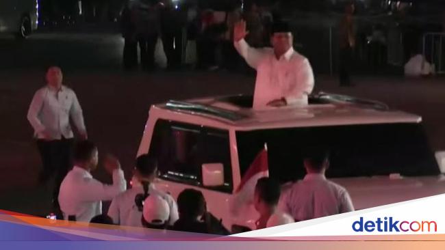 Prabowo Tiba di Panggung Karnaval HUT RI Monas, Sapa Warga dari Sunroof Mobil