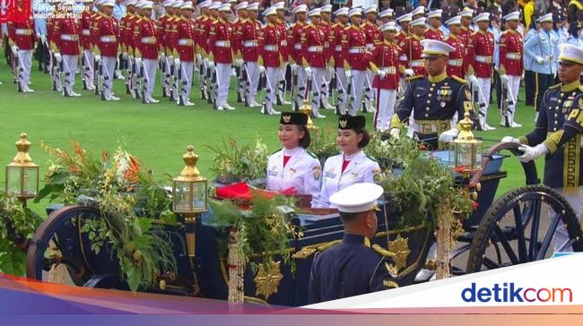 Bendera Merah Putih Kembali Dibawa Kirab Kereta Kencana ke Monas