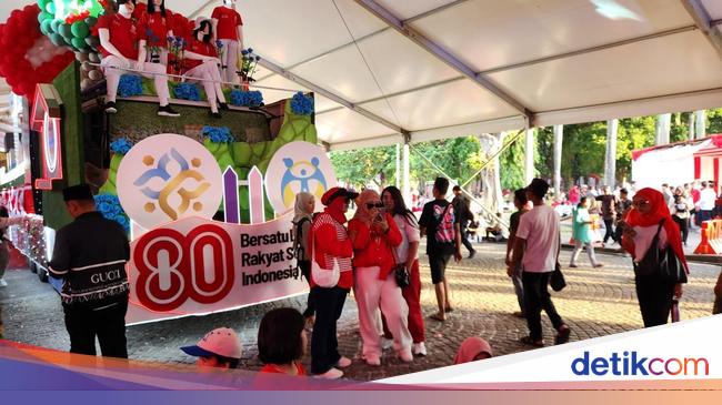 Karnaval Mobil Hias HUT RI Berjejer di Monas, Langsung Diserbu Warga untuk Foto