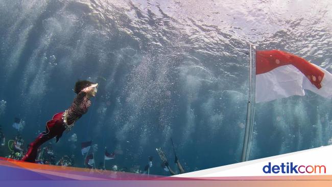 Gubernur Shely Kibarkan Merah Putih di Bawah Laut Maluku