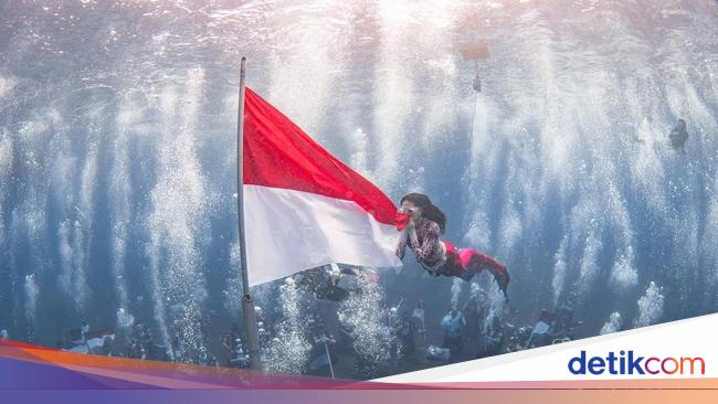 Potret Gubernur Sherly Cium Bendera Merah Putih di Bawah Laut untuk HUT ke-80 RI