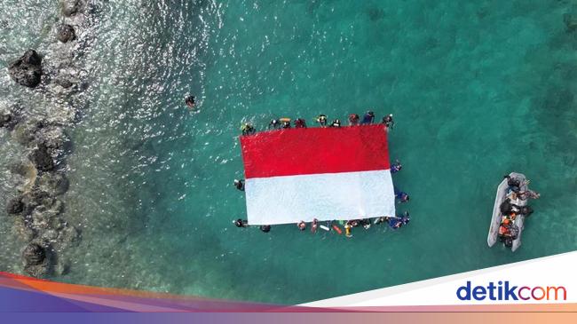 Bendera Merah Putih Berkibar di Bawah Laut Selat Sunda