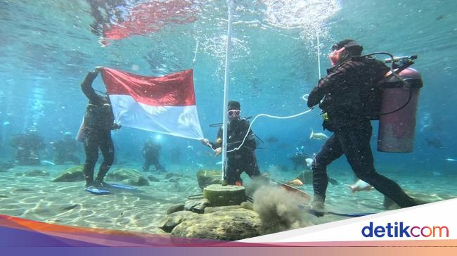 Khidmat Pengibaran Bendera Merah Putih Saat HUT RI di Bawah Air Umbul Ponggok