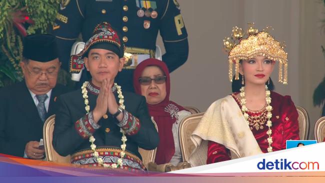 Gibran Pakai Baju Adat Gayo, Selvi Pakai Baju Kurung Palembang