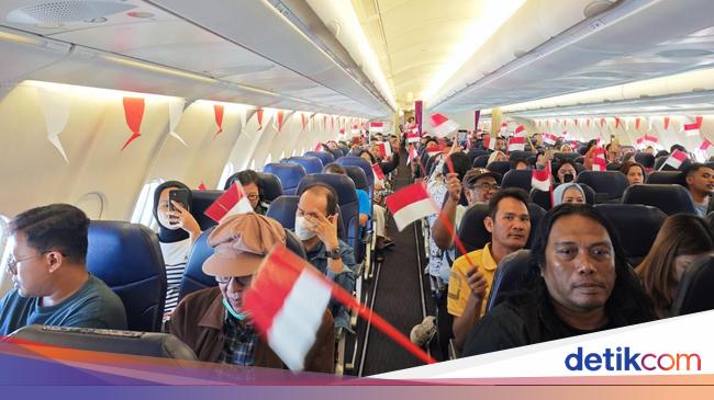 Potret Kru dan Penumpang Batik Air Rayakan HUT RI ke-80 di Udara