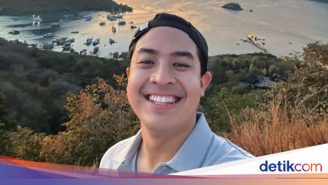 Potret Jerome Polin Minum Kopi hingga Matcha saat Liburan