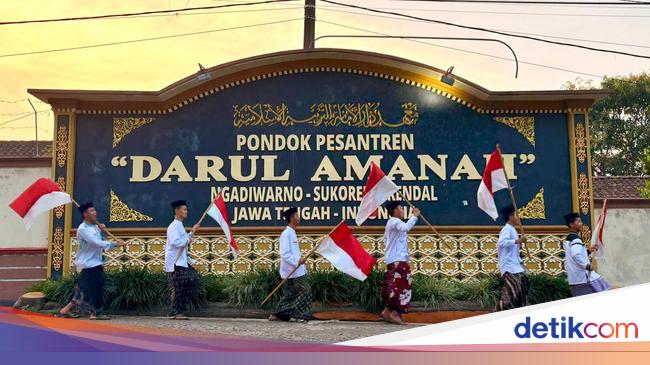 Peringati HUT RI ke-80, Santri Bersarung Pawai Bawa Bendera Keliling Kota