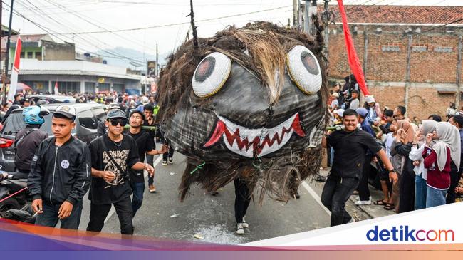 Ribuan Warga Tumpah Ruah di Festival Ogoh-Ogoh Garut