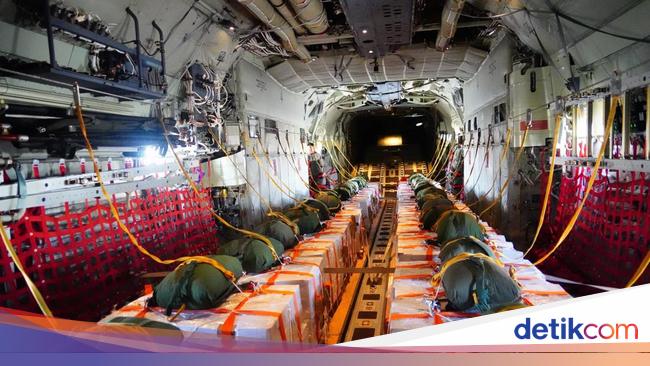 HUT ke-80 RI, TNI Tebar Bantuan 17,8 Ton di Langit Gaza