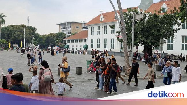 Libur HUT Ke-80 RI, Wisatawan Padati Kota Tua Meski Diguyur Gerimis