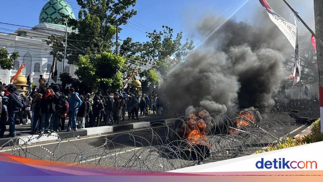 8 Anggota TNI, 3 Polisi dan 2 Satpol PP Luka Imbas Demo Ricuh PBB di Bone