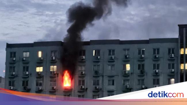 Kebakaran Terjadi di Apartemen Jakbar, Asap Hitam Membubung Tinggi