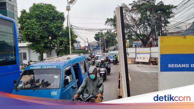 Dampak Proyek Galian, Lalin Ciputat Arah Lebak Bulus Masih Macet Sore Ini