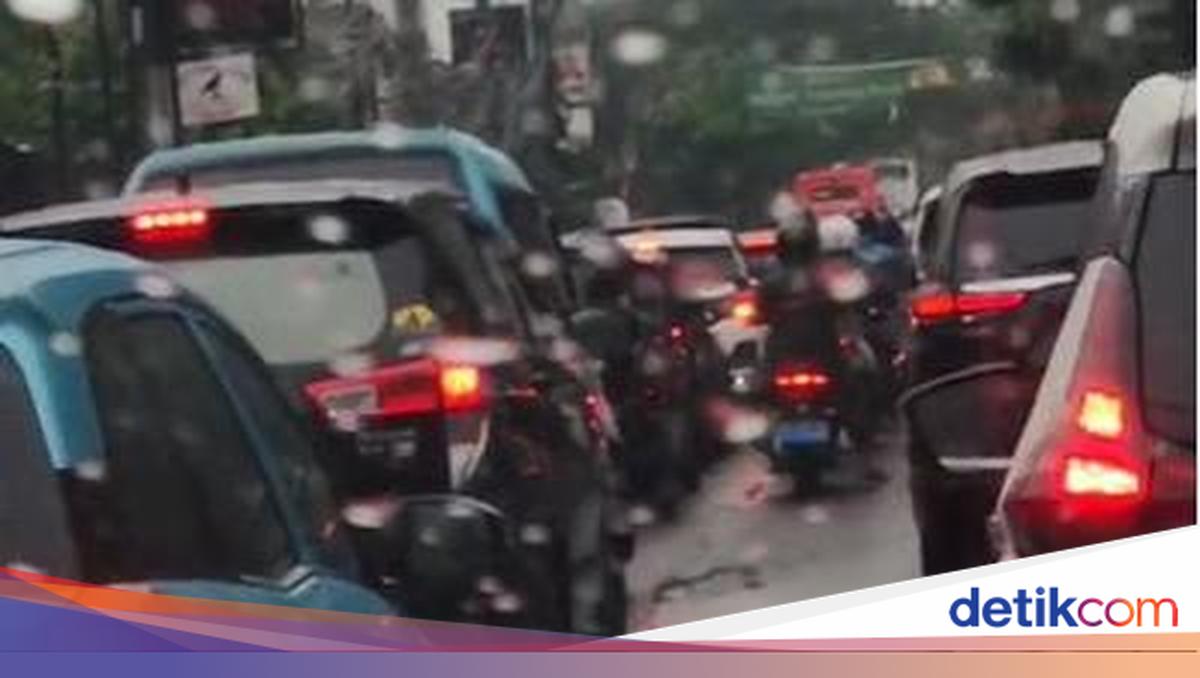 Lalin Ciputat Arah Lebak Bulus Macet Pagi Ini gegara Proyek Pipa Air