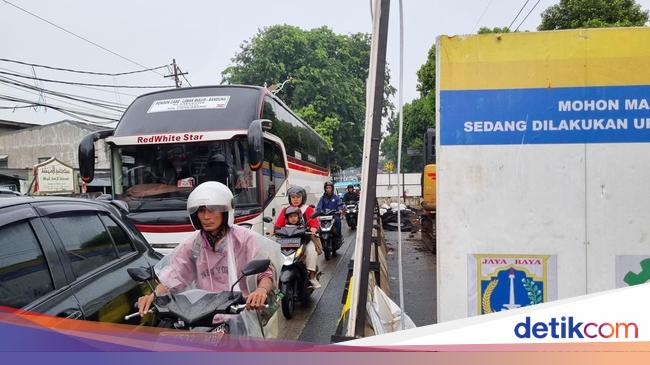 Warga Kesal Macet Ciputat-Lebak Bulus: Galian Tumbuh Seribu, Lainnya Tak Mati