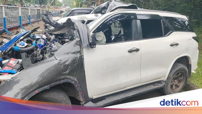 Detik-detik Fortuner Tabrak Truk di Serpong, Sopir Sempat Terjepit 30 Menit