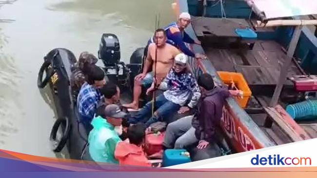 Polisi Evakuasi 6 Pemancing Terombang-ambing Akibat Cuaca Buruk di Laut Demak