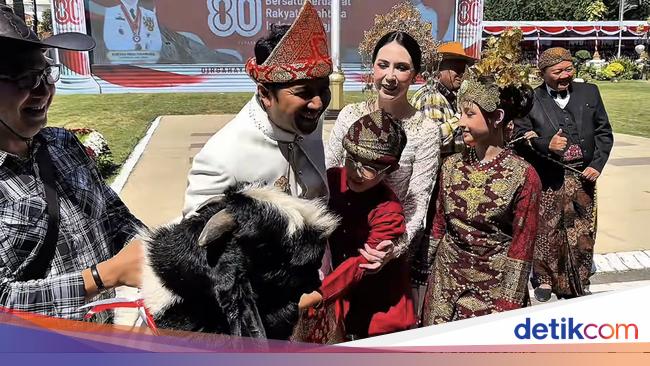 Arumi Bachsin & Girang Family Win Etawa Goat Prize, Traditional Clothes Award