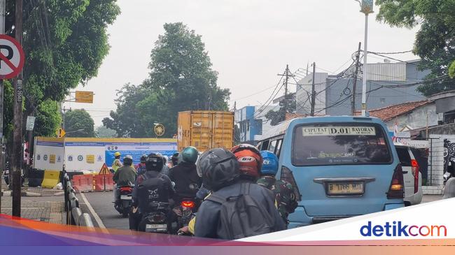 Jalur Ciputat-Lebak Bulus Macet Panjang Pagi Ini gegara Proyek Galian