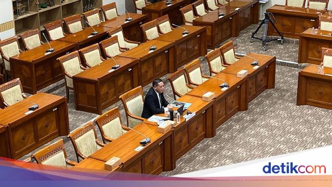 Komisi III DPR Setujui Inosentius Calon Hakim MK Pengganti Arief Hidayat