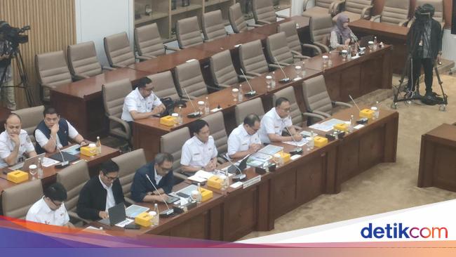 Dirut Baru KAI Kenalkan Diri di DPR: Dari Pertahanan ke Kereta Api