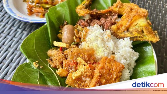 Pawon Kayu: Viral di Bogor! Gudeg Komplet Beralas Daun Jati Rp 20 Ribu