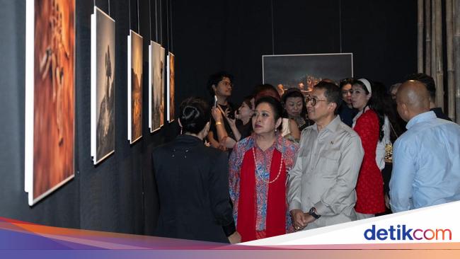 Menbud Puji Refleksi Visual di Pameran Fotografi 80 Tahun Keberagaman