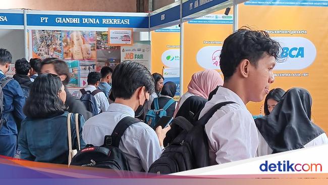 Momen Para Pencari Kerja Ramai-ramai Serbu Job Fair di Jakarta