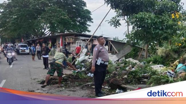 Truk Tabrak Kios Tanaman Hias-Pohon di Karawang, Penyapu Jalan Tewas