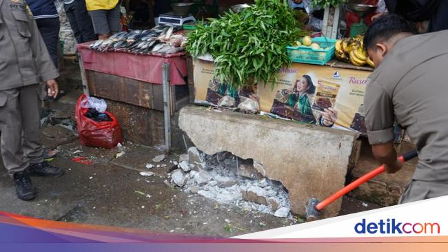 Satpol PP Bongkar PKL Liar di Atas Drainase di Bojonggede Bogor