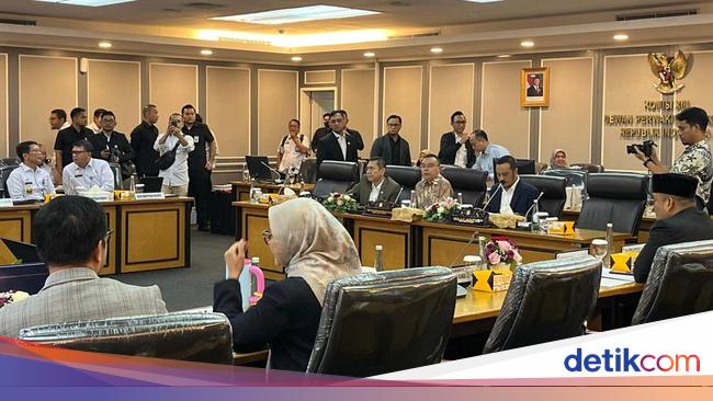 DPR Rapat Bareng Wamenkum-LMKN Bahas Polemik Royalti Lagu