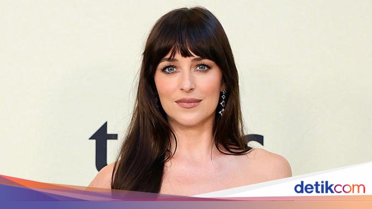 Kriteria Cowok Red Flag Menurut Dakota Johnson, 'Pakai Sandal Jepit'