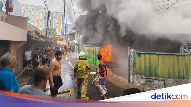4 Bangunan Terbakar di Kalideres, 2 Petugas Damkar Terluka