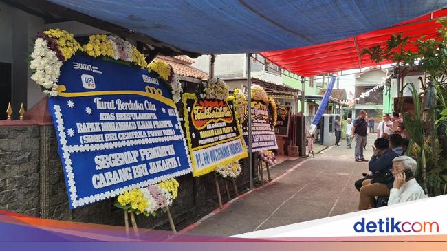 Karangan Bunga Berjejer di Rumah Duka Kacab Bank yang Tewas Usai Diculik