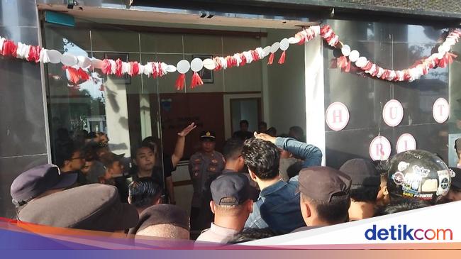 Demo Tolak MoU Tampung Sampah di Pandeglang Ricuh, Pintu Kantor Bupati Rusak