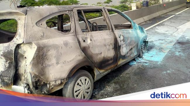 Mobil Sigra Terbakar di Tol Layang Kemayoran, Lalin Sempat Macet