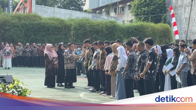 Pramono Serahkan 1.897 Ijazah Pelajar DKI yang Tertahan gegara Biaya